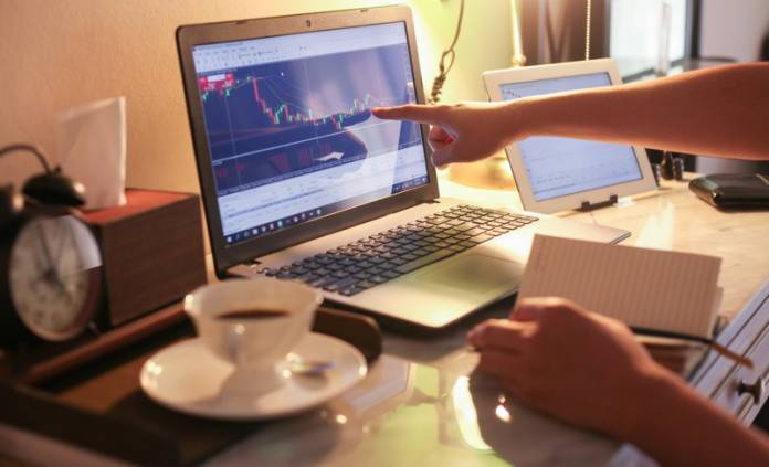 Inwestor przegląda wykresy i analizuje ryzyko inwestycyjne